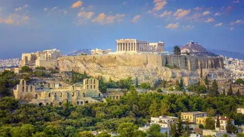 Blick auf die beeindruckende Akropolis in Athen im warmen Abendlicht.
