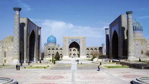 Kachelverzierte Moscheen und Medresen am imposanten Registanplatz in Samarkand