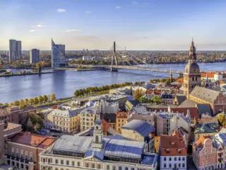 Ein Panoramablick auf die Stadt Riga mit dem Fluss Daugava und historischen und modernen Gebäuden.
