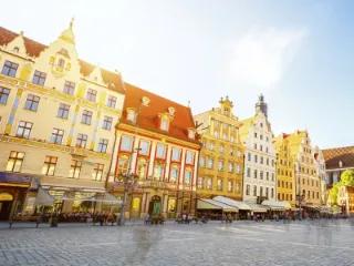 Historische Architektur am Breslauer Marktplatz mit Cafés und Menschen.