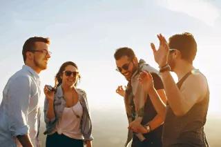 Gruppe von Menschen, die lachen und Spaß haben.