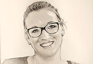 Eine Porträtzeichnung in schwarz und weiß von einer lachenden Frau mit Brille.