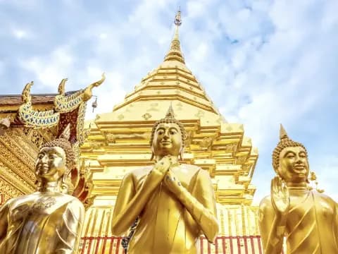 Goldene Buddha-Statuen vor einem Tempel in Chiang Mai, Thailand.