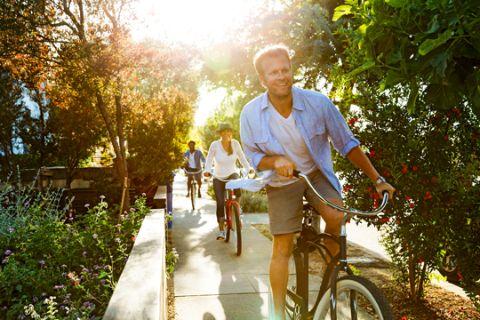 Drei Personen fahren mit Fahrrädern.