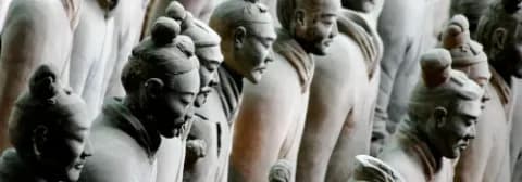 Detailansicht von Terrakotta-Kriegern, die historische Figuren aus der Antike darstellen.