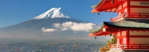 Schneebedeckter Berg Fuji mit einer roten japanischen Pagode