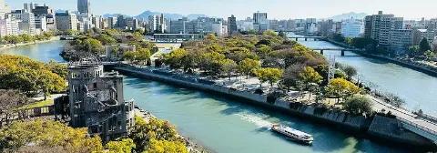 Luftaufnahme der Stadt Hiroshima mit grünem Park, Fluss und Skyline