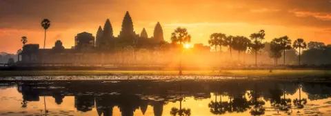 Sonnenaufgang über dem antiken Tempelkomplex Angkor Wat mit Spiegelung im Siem Reap-See.