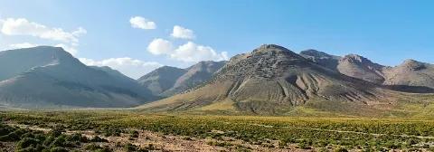 Panorama vom Gebirge Hoher Atlas in Marokko mit grün bewachsenen Berghängen