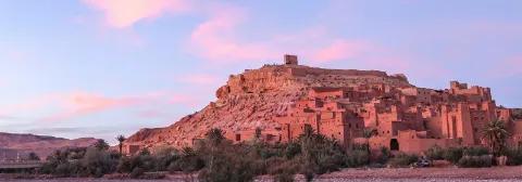 Bekannte Stadt Ait Ben Haddou bei einem rosafarbenen Sonnenuntergang