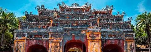 Frontalansicht eines alten Steintores in der Kaiserstadt Hue in Vietnam mit Verzierungen.