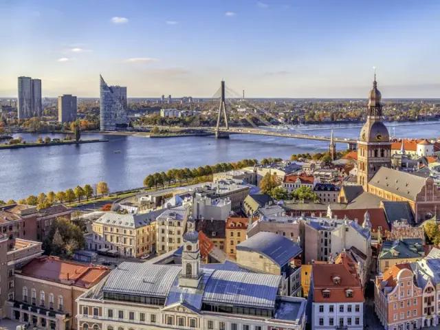 Ein Panoramablick auf die Stadt Riga mit dem Fluss Daugava und historischen und modernen Gebäuden.