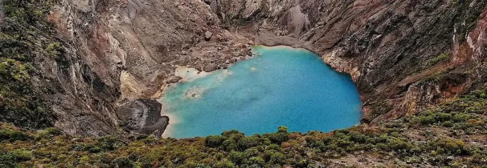 Vulkan Irazú von oben mit einem blauen See im Vulkankrater