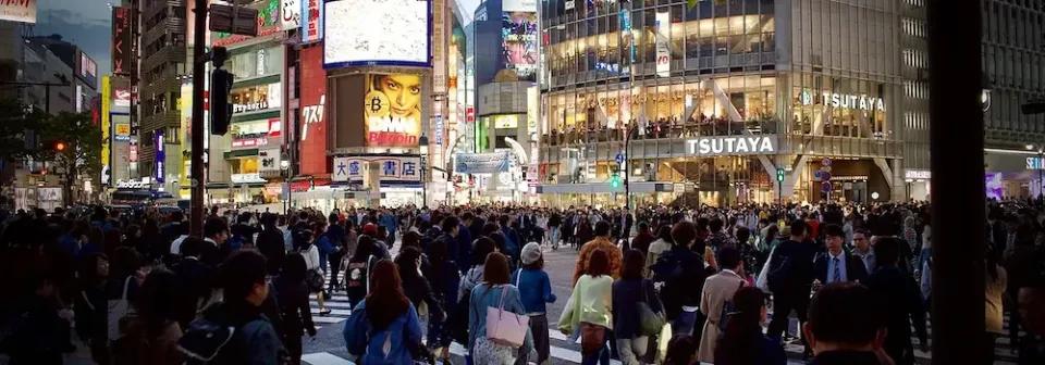 Menschenmenge überquert den Zebrastreifen am Shibuya Crossing in Tokio