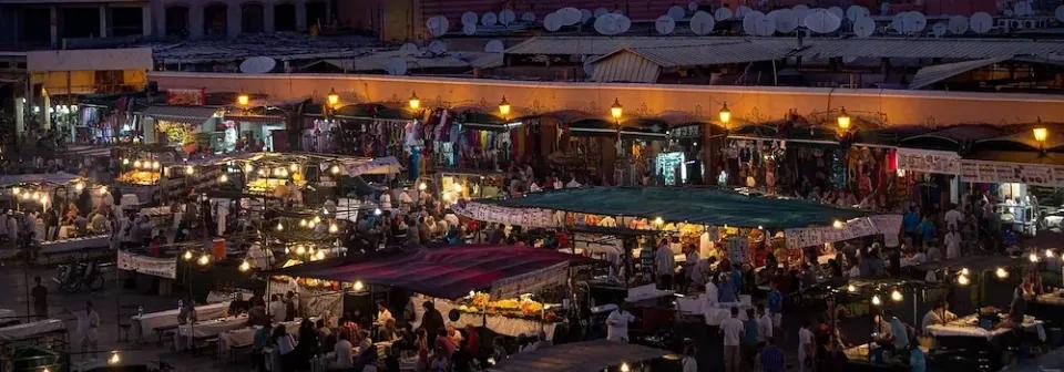 Bekannter Markt Djemaa el-Fna in Marrakesch bei Nacht mit leuchtenden Ständen