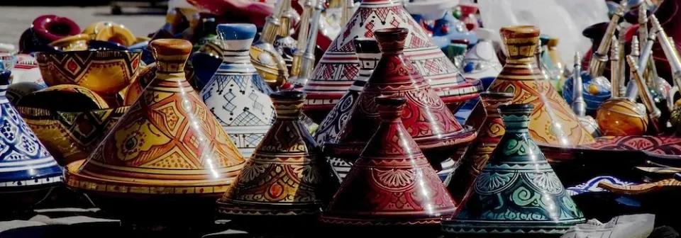 Berühmte bunte Tajine Tongefäße auf einem marokkanischen Markt