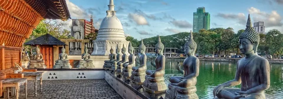 Mehrere Buddha-Statuen am Seema Malaka Tempel vor dem Beira See in der Stadt Colombo.