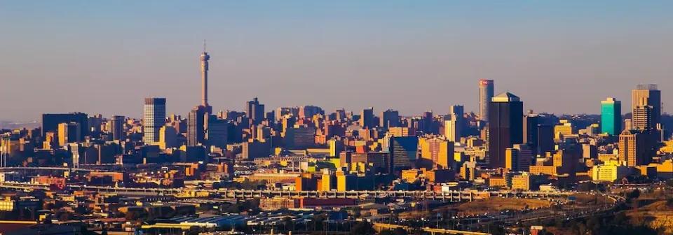 Skyline von Johannesburg mit vielen Hochhäusern trübem Himmel