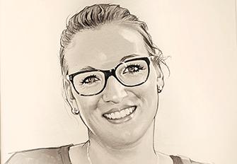 Eine Porträtzeichnung in schwarz und weiß von einer lachenden Frau mit Brille.