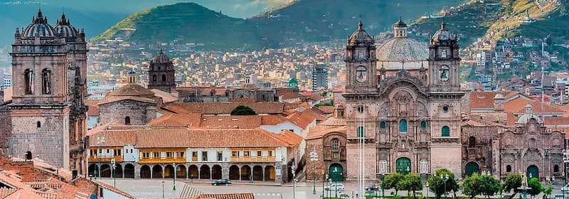 Panoramablick auf den Plaza de Armas in Cusco mit historischen Gebäuden und Anden im Hintergrund.