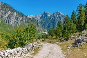 Ein Wanderweg im bergigen Albanien bei Valbona ist zu sehen.
