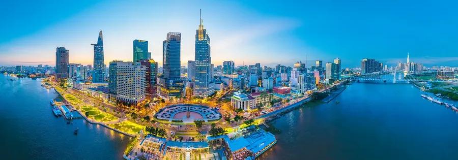 Luftaufnahme der Stadt Ho-Chi-Minh-City am Bach Dang-Kai und am Saigon-Fluss bei Sonnenuntergang.