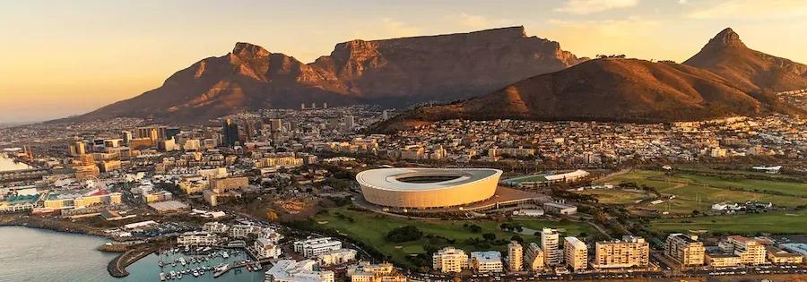 Ausblick über die Stadt Kapstadt mit dem Tafelberg im Hintergrund bei Sonnenuntergang