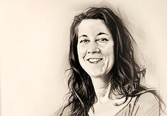 Eine Porträtzeichnung in schwarz und weiß von einer lachenden Frau mit langen dunklen Haaren.