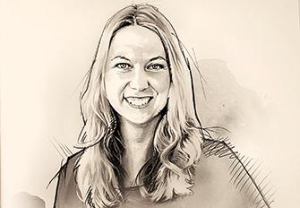 Eine Porträtzeichnung in schwarz und weiß von einer lachenden Frau mit langen hellen Haaren.