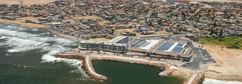 Luftaufnahme der Stadt Swakopmund in Namibia, gelegen direkt am Meer