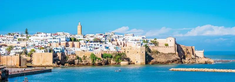 Blick auf die Stadt Rabat mit weißen Häusern direkt am blauen Meer gelegen.