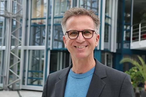 Dr. Frano Ilic, der Leiter der Presse- und Öffentlichkeitsarbeit, lächelt in die Kamera.