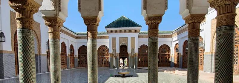 Orientalischer mit Mosaik verzierter Innenhof von einem Haus mit Säulengang und Brunnen in der Mitte