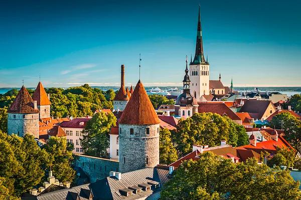 Die Dächer und Türme der Altstadt von Estlands Hauptstadt Tallinn werden von der Sonne angestrahlt.