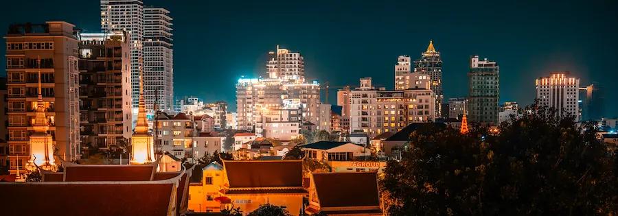 Ausblick auf die leuchtenden Hochhäuser in der Stadt Phom Penh bei Nacht.