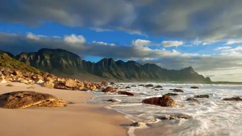 Bei Ihrer Reise in Südafrika genießen Sie atemberaubende Ausblicke auf das Meer.