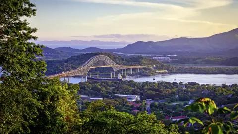 Auf Wunsch besuchen wir auf unserer YOUNG LINE Reise durch Panama auch den beeindruckenden Panamakanal.