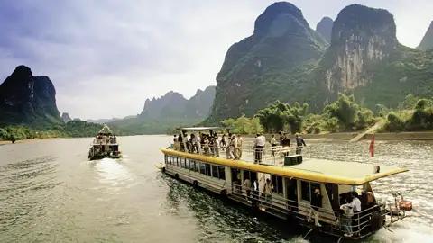 Auf unserer Marco Polo Reise unternehmen wir auch einen Ausflug in die Traumlandschaft der Kegelkarstberge. Bei einer Floßfahrt auf dem Li-Fluss fahren wir vorbei an Bambushainen, Zitrusgärten, Felswänden und Dörfern.