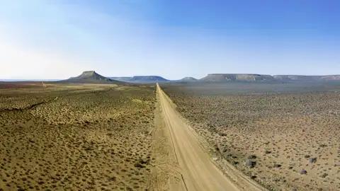 Bei Oudtshoorn erleben wir auf unserer Südafrika-Rundreise mit Marco Polo die Weite der Halbwüstenlandschaft der Karoo.