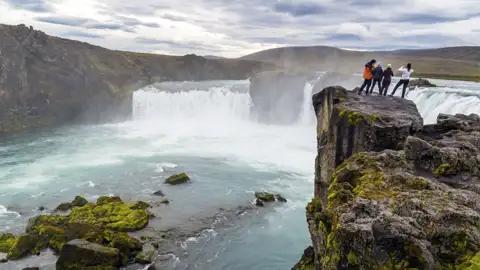Auf Ihrer Rundreise durch Island dürfen natürlich die beeindruckenden Wasserfälle der Insel nicht fehlen - einer der mächtigsten: der Godafoss.