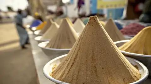 Bei unserer Rundreise durch Ägypten schlendern wir durch das Gassenlabyrinth eines Basars in Kairo.