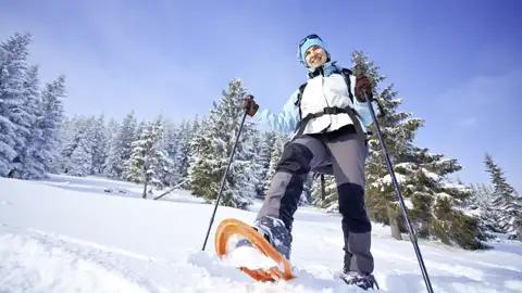 Auf unserer Rundreise entlang der Ostküste Kanadas wartet Winteraction nonstop auf uns - wer Lust hat, schnappt sich Schneeschuhe und wandert durch die verschneite Winterlandschaft.