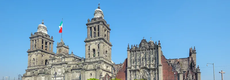 Die Kathedrale von Mexiko-Stadt vor blauem Himmel