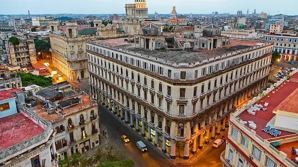 Panoramablick auf die historische Architektur in Havanna, Kuba, mit beleuchteten Straßen bei Dämmerung.
