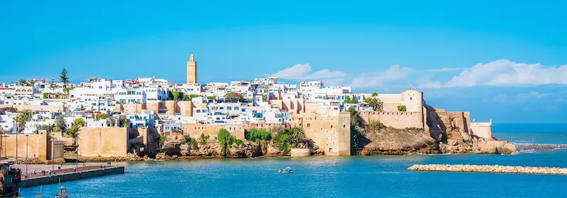 Blick auf die Stadt Rabat mit weißen Häusern direkt am blauen Meer gelegen.