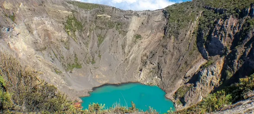Türkisblauer Kratersee des Vulkans Irazú nahe der ehemaligen Hauptstadt Cartago.