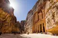 In der legendären Karawanenstadt Petra ragen Tempelfassaden wie die des Schatzhauses zwischen hohen Felswänden vor uns auf – sicher eines der Highlights der kombinierten Marco Polo Rundreise Israel – Jordanien.