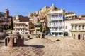 Auf Ihrer Marco Polo Rundreise durch Georgien  erkunden Sie ausführlich die georgische Hauptstadt Tiflis - unter anderem auch die Altstadt mit ihren Terrassenhäusern und Schwefelbädern.