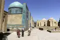 Auf unserer Marco Polo Reise in der Mini-Gruppe durch Usbekistan besuchen wir auch die Gräberstraße von Schah-e Sinda in Samarkand. Auch viele Usbekinnen flanieren hier gerne.