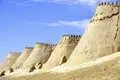 Die Zitadellen der Festung Ark, die wir auf unserer Marco Polo Rundreise durch Usbekistan sehen, sind aus Lehm gebaut. Das funktioniert nur im trockenen heißen Wüstenklima Usbekistans.